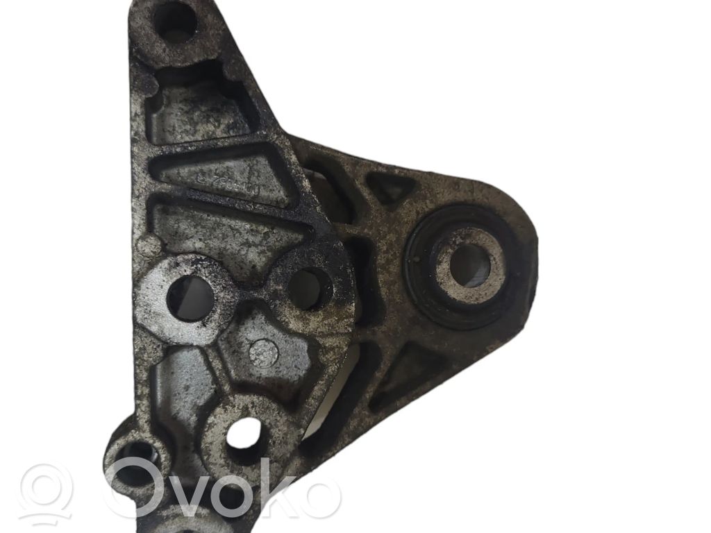 Engine mount bracket   2906100,3022936