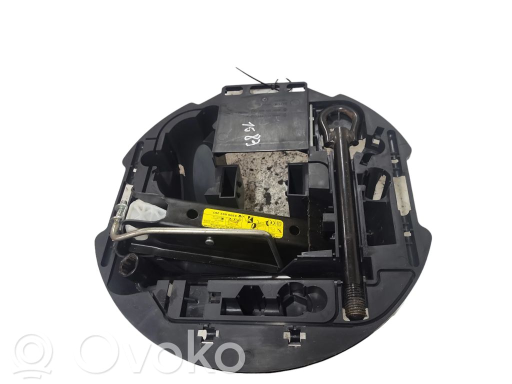 Renault Clio III Tool set 