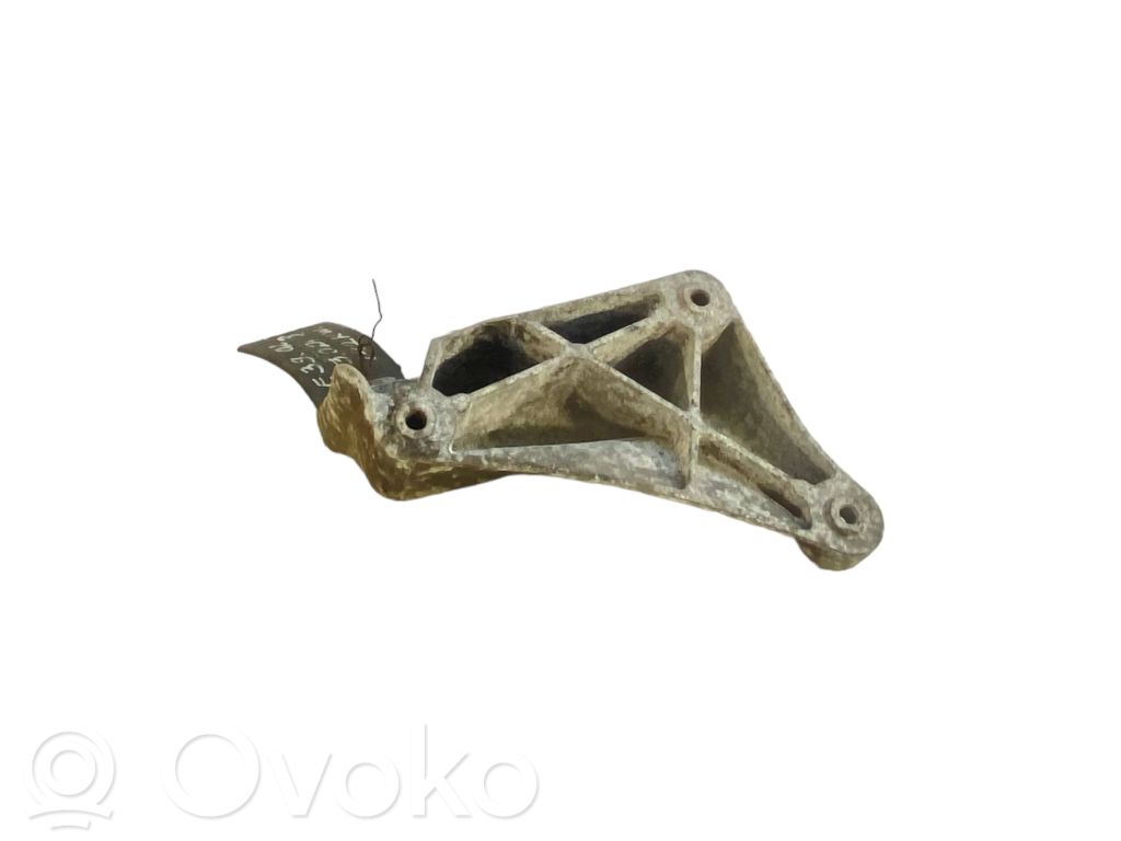Engine mounting bracket   6750441,6576