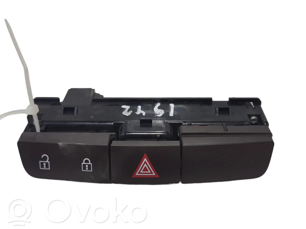 Opel Insignia A Botón interruptor de luz de peligro 