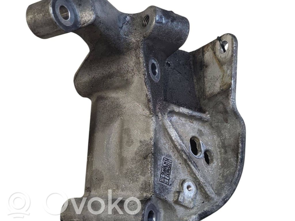 Volvo V40 Engine mounting bracket 