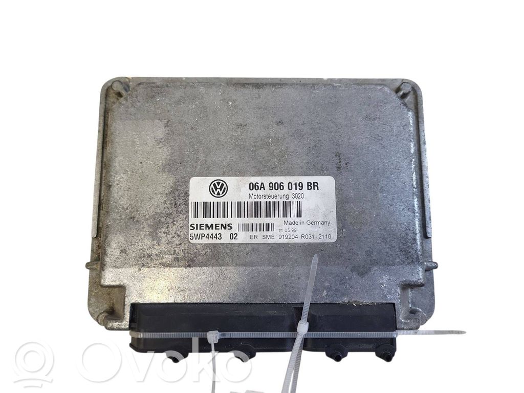 Volkswagen Golf IV Engine control unit/module 