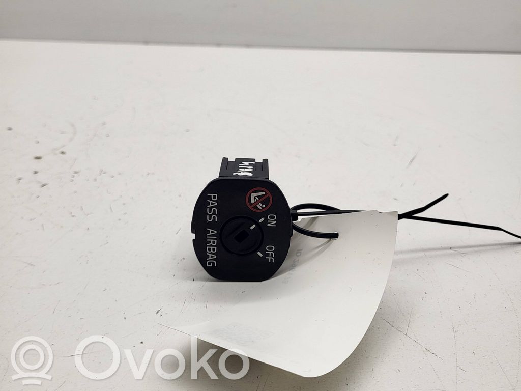 Volvo C30 Passenger airbag on/off switch