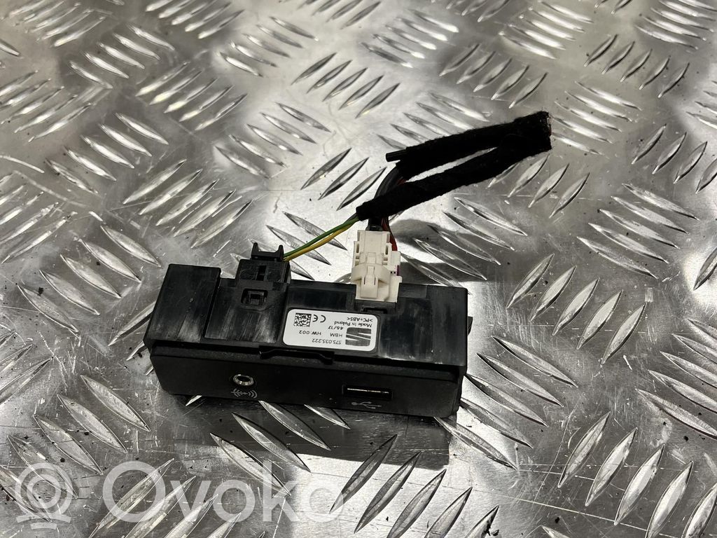 Seat Arona Enchufe conector entrada auxiliar 