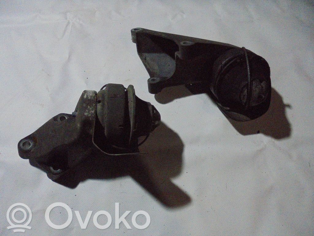 Volvo XC90 Engine mounting bracket 