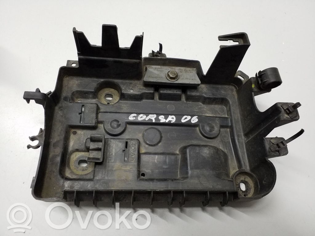 Opel Corsa D Półka akumulatora 