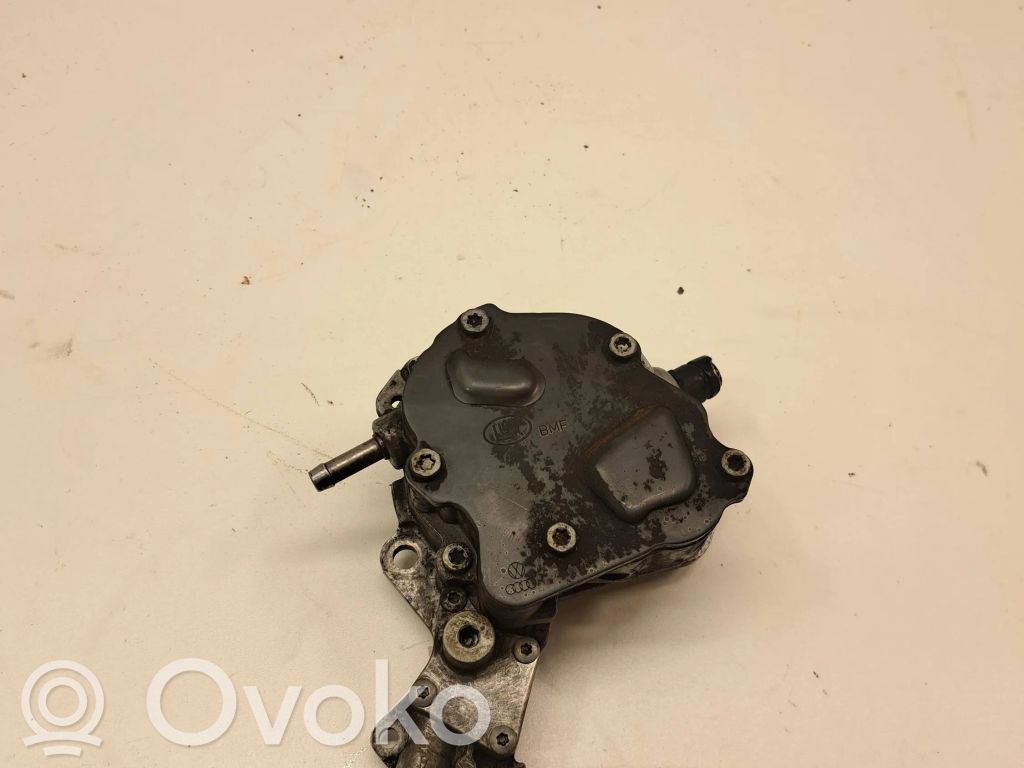 Volkswagen Golf V Vacuum pump 