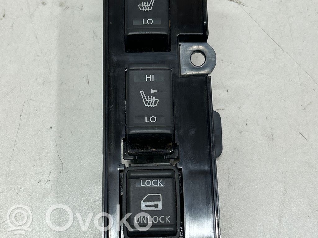 Nissan Note (E12) Central locking switch button 