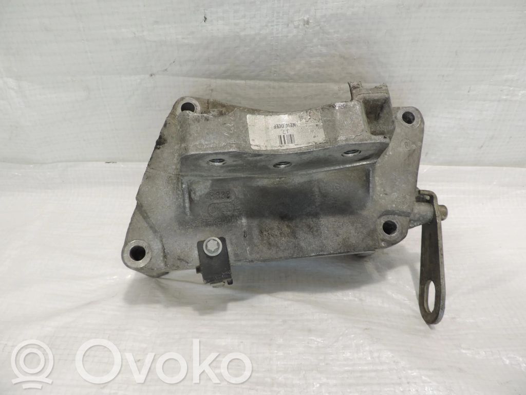 Opel Corsa D Engine mounting bracket 