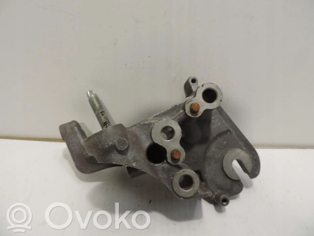 Ford Mondeo MK II Engine mounting bracket 