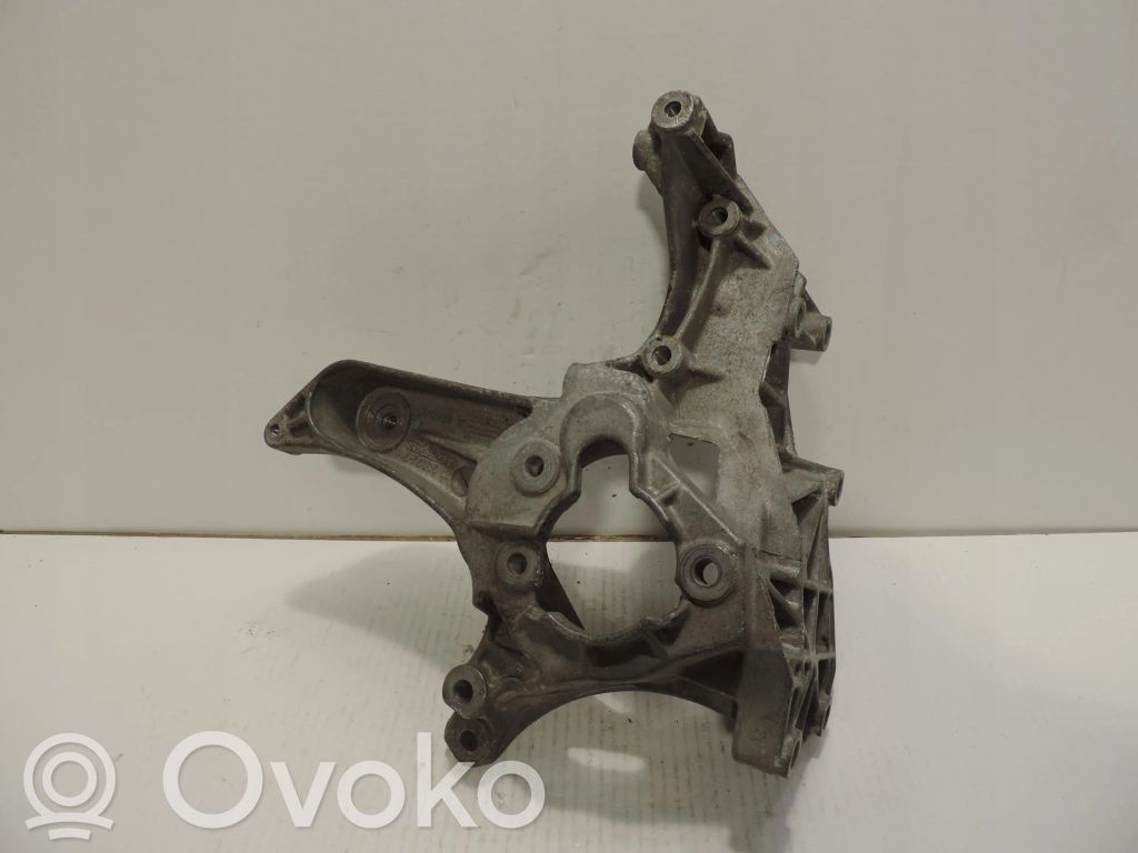 Volvo S40, V40 Power steering pump mounting bracket 
