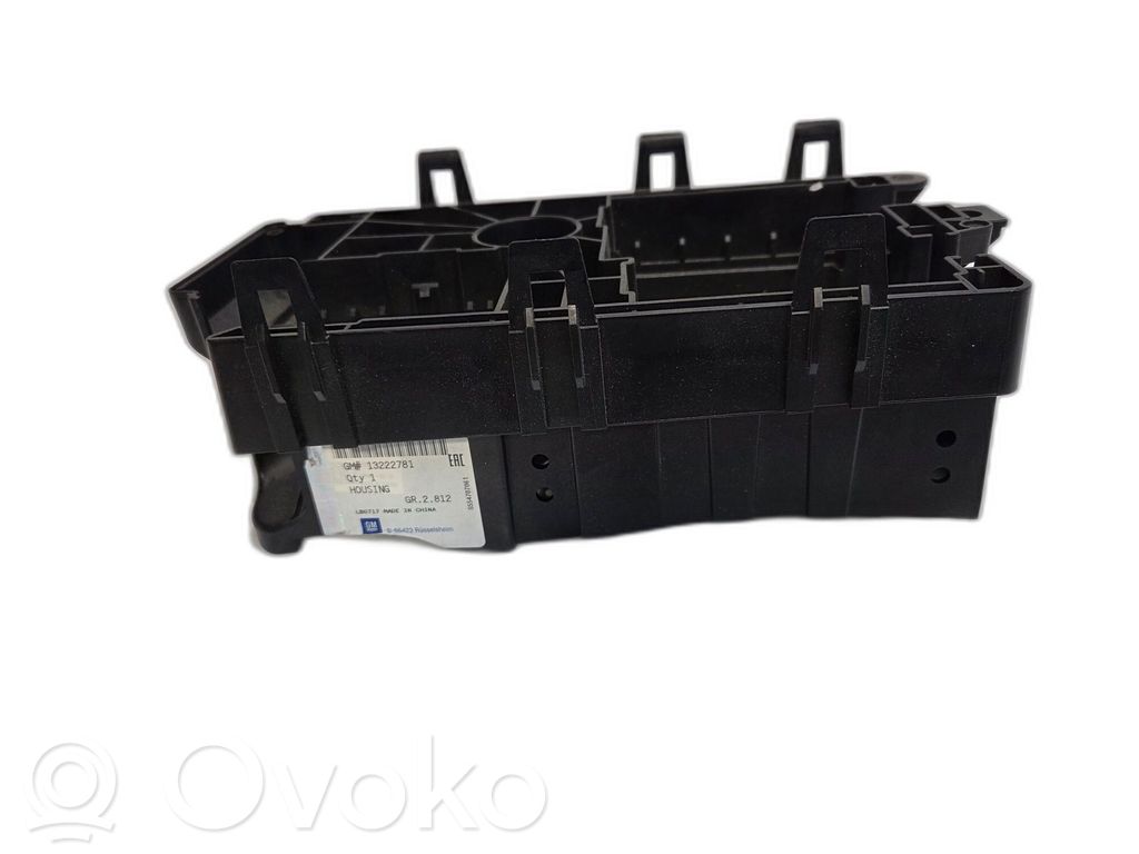 Opel Insignia A Juego de caja de fusibles 