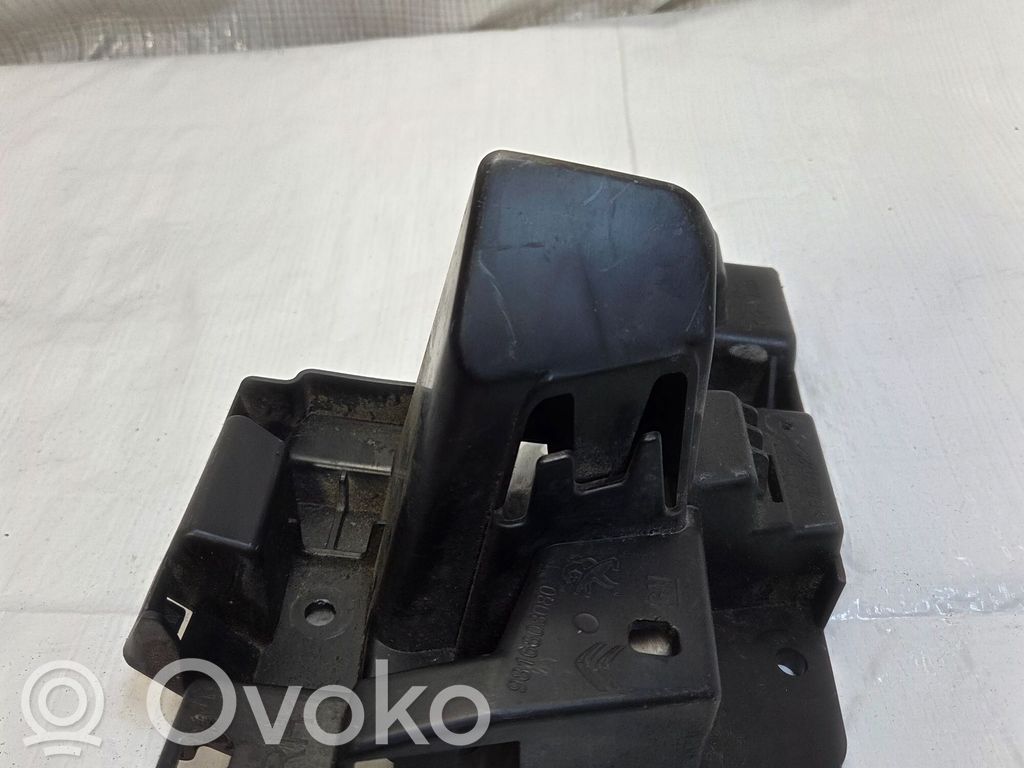Opel Combo E Takapuskurin kannake 