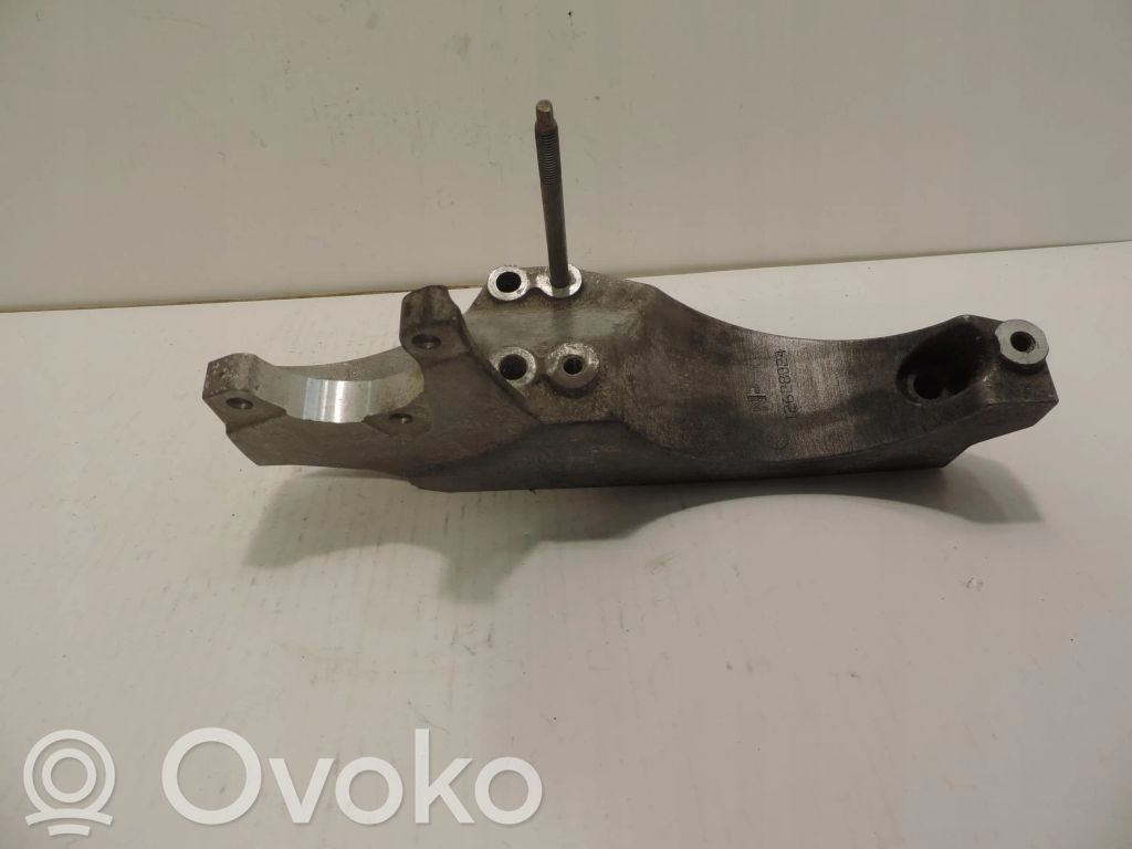 Opel Astra J Ģeneratora stiprinājums 