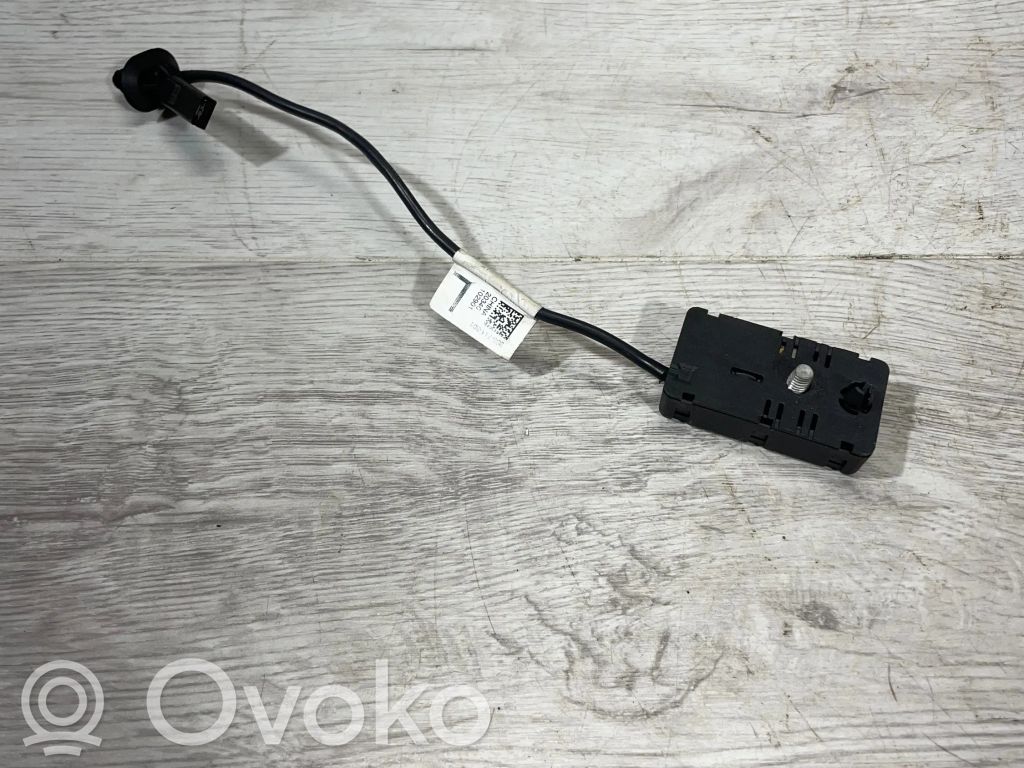 Tesla Model 3 Pystyantennivahvistin 