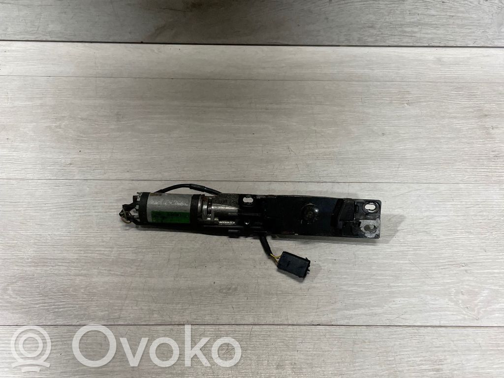 BMW 7 E38 Aizmugurējā pārsega slēdzenes motorīts 