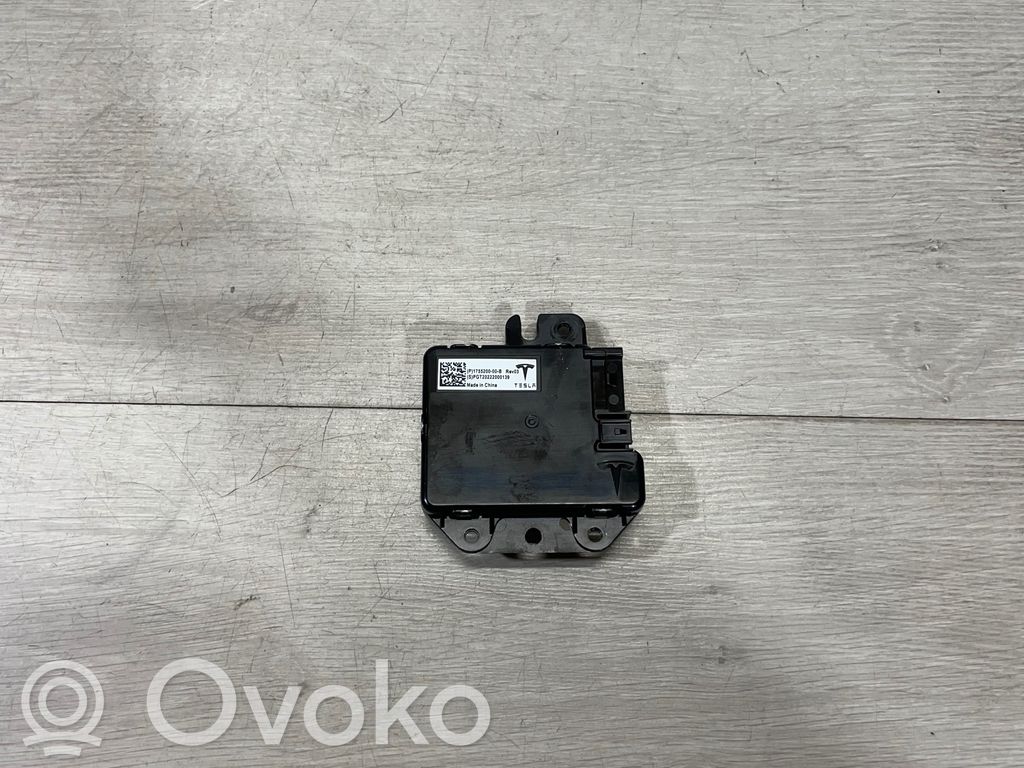 Tesla Model 3 USB-pistokeliitin 