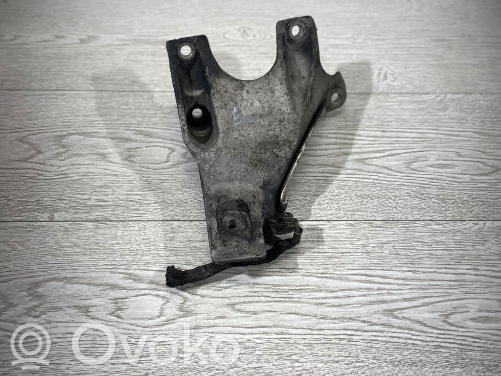 Engine mounting bracket   6770940,13807410,ENA046000