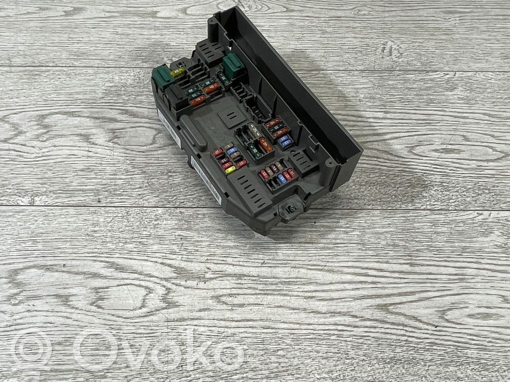 BMW X5 E70 Saugiklių blokas 