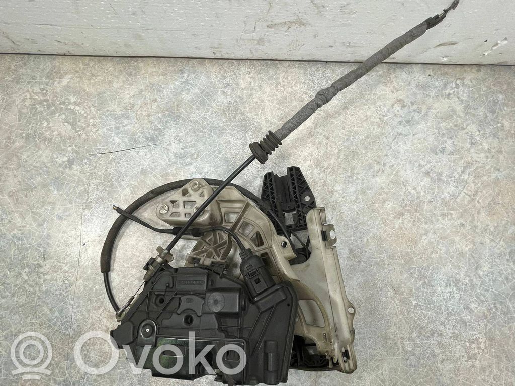Volkswagen Tiguan Priekšpusē slēdzene 