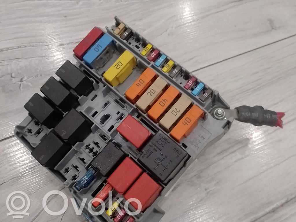 Skrzynka bezpieczników / Komplet   51887537