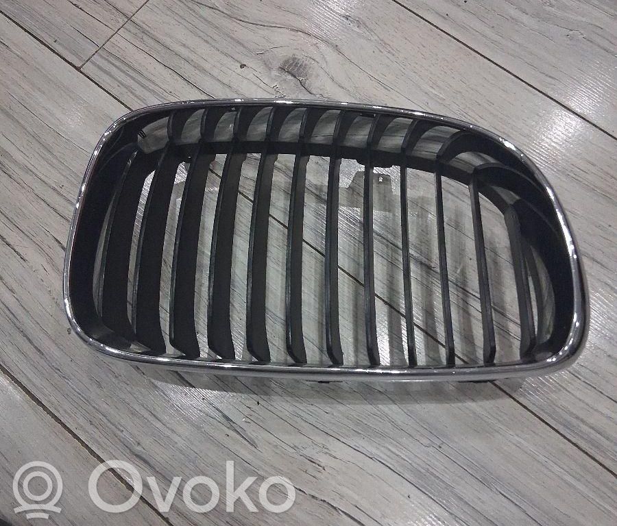 BMW 1 E81 E87 Grotelės viršutinės 