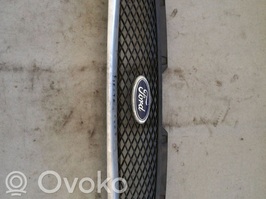 Ford Fiesta Etupuskurin ylempi jäähdytinsäleikkö 