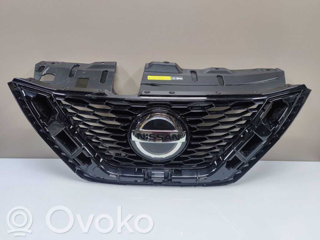 Nissan Qashqai Front bumper upper radiator grill 