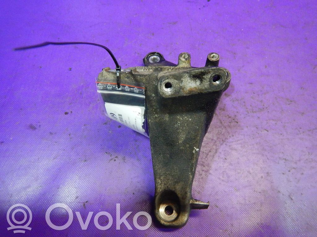 Audi A8 S8 D3 4E Engine mounting bracket 