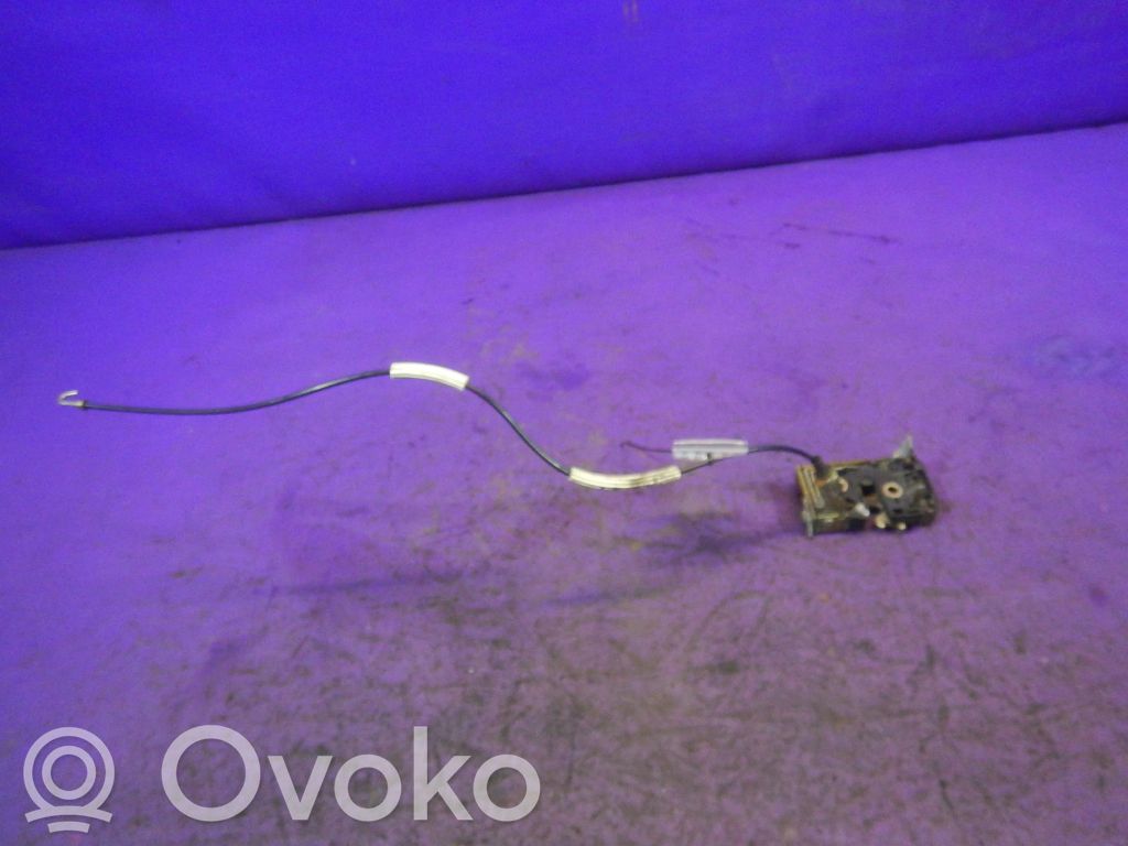 Volkswagen PASSAT B4 Takaoven lukko 