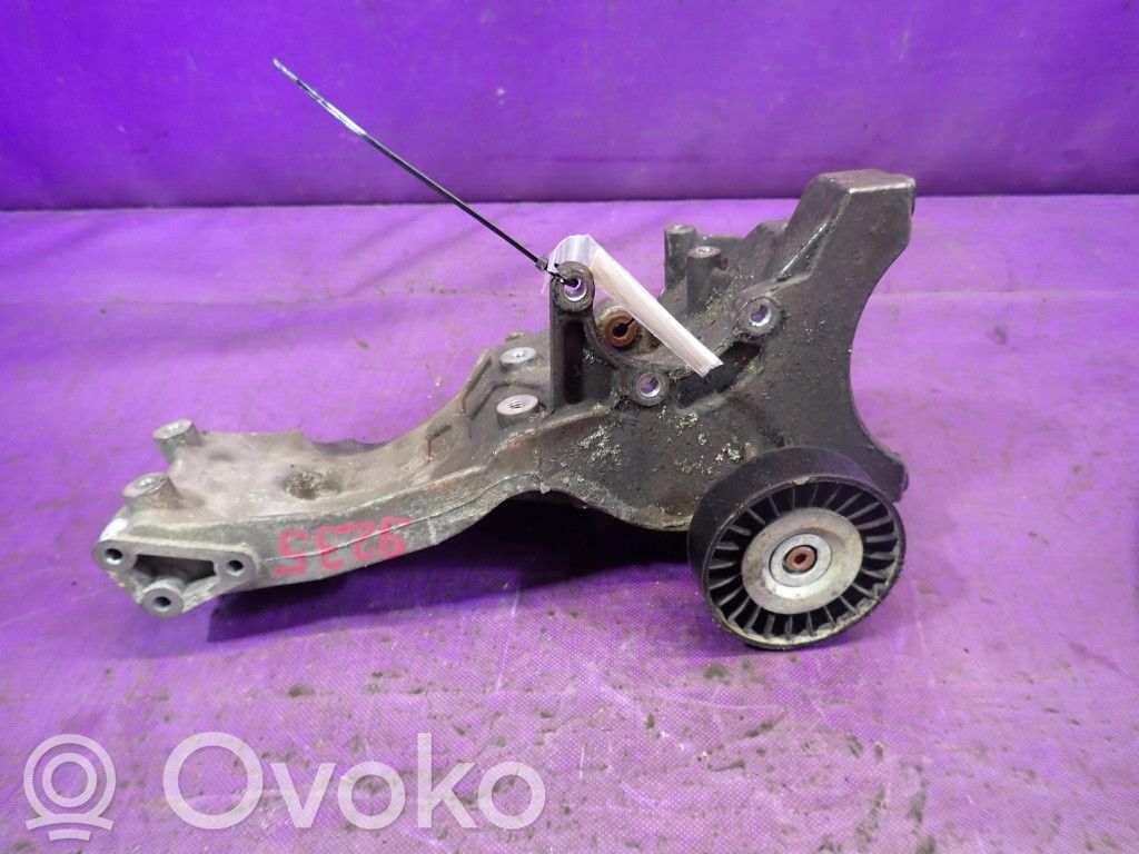Ohjaustehostimen pumpun kannake   06D903143C,06D903143C