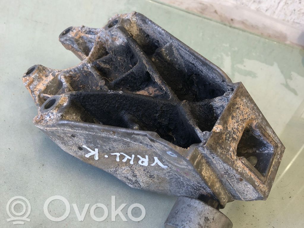 Engine mounting bracket   686459503