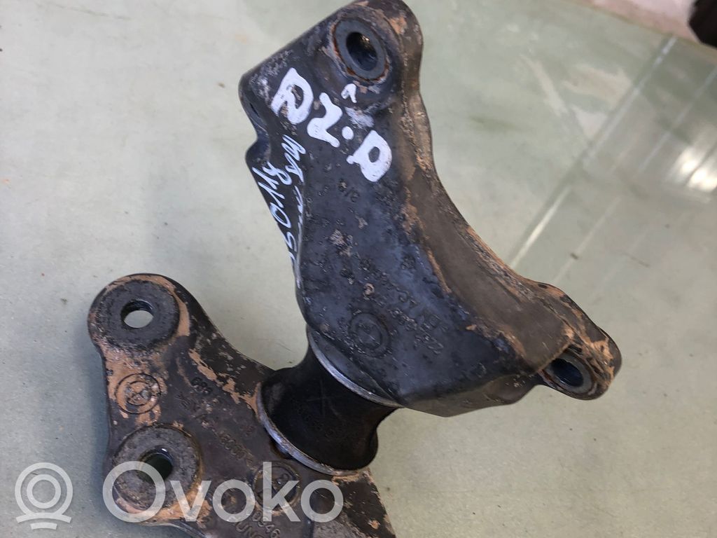 Gearbox mounting bracket   686157102