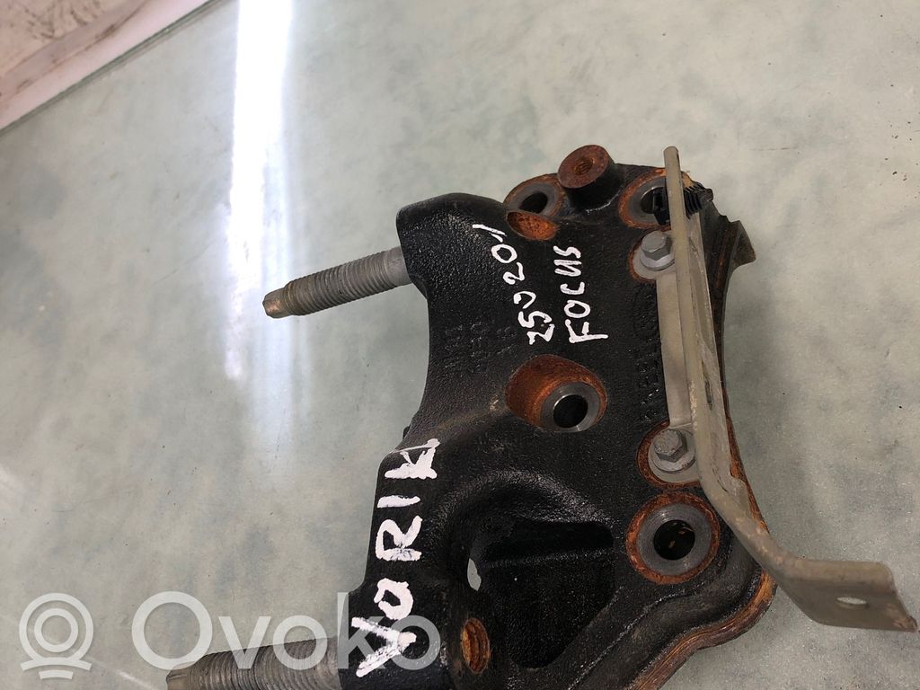 Ford Focus Engine mounting bracket 