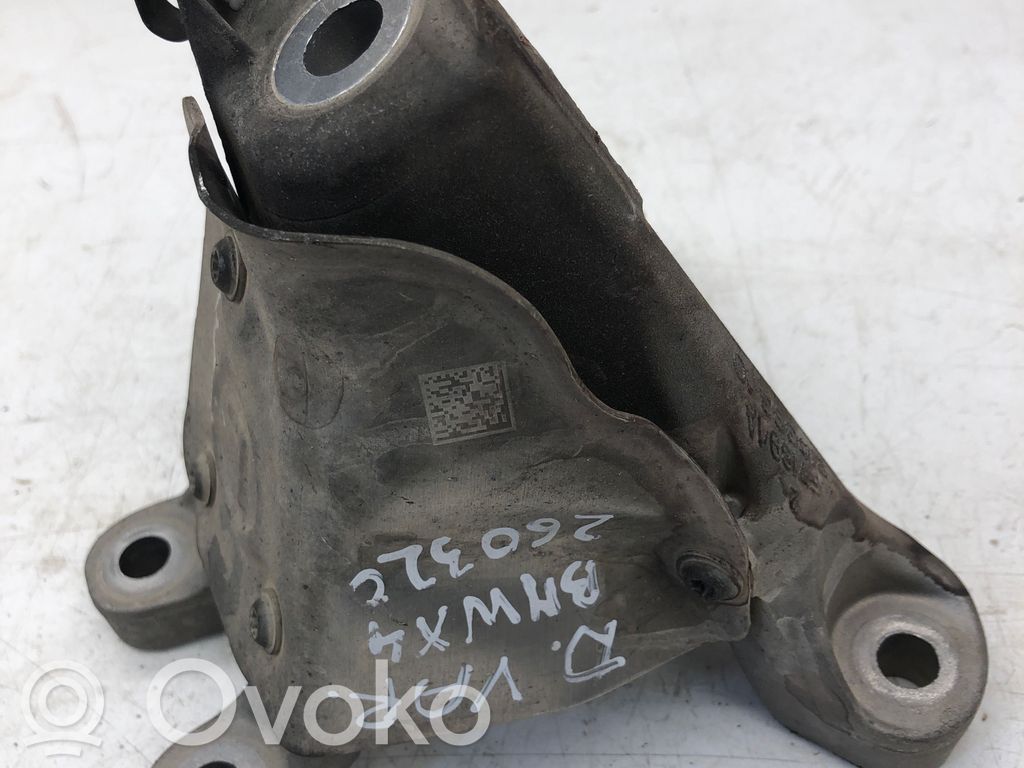 Engine mounting bracket   210383