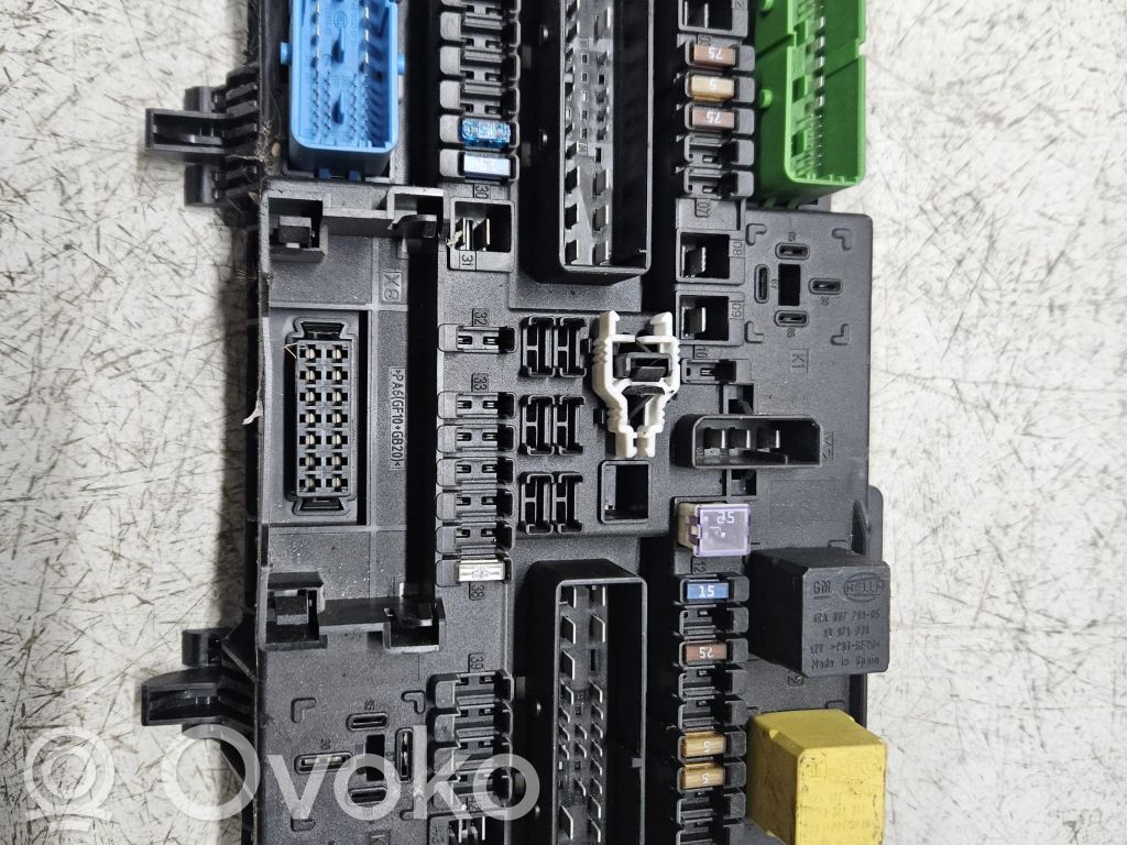 Opel Astra H Fuse module 