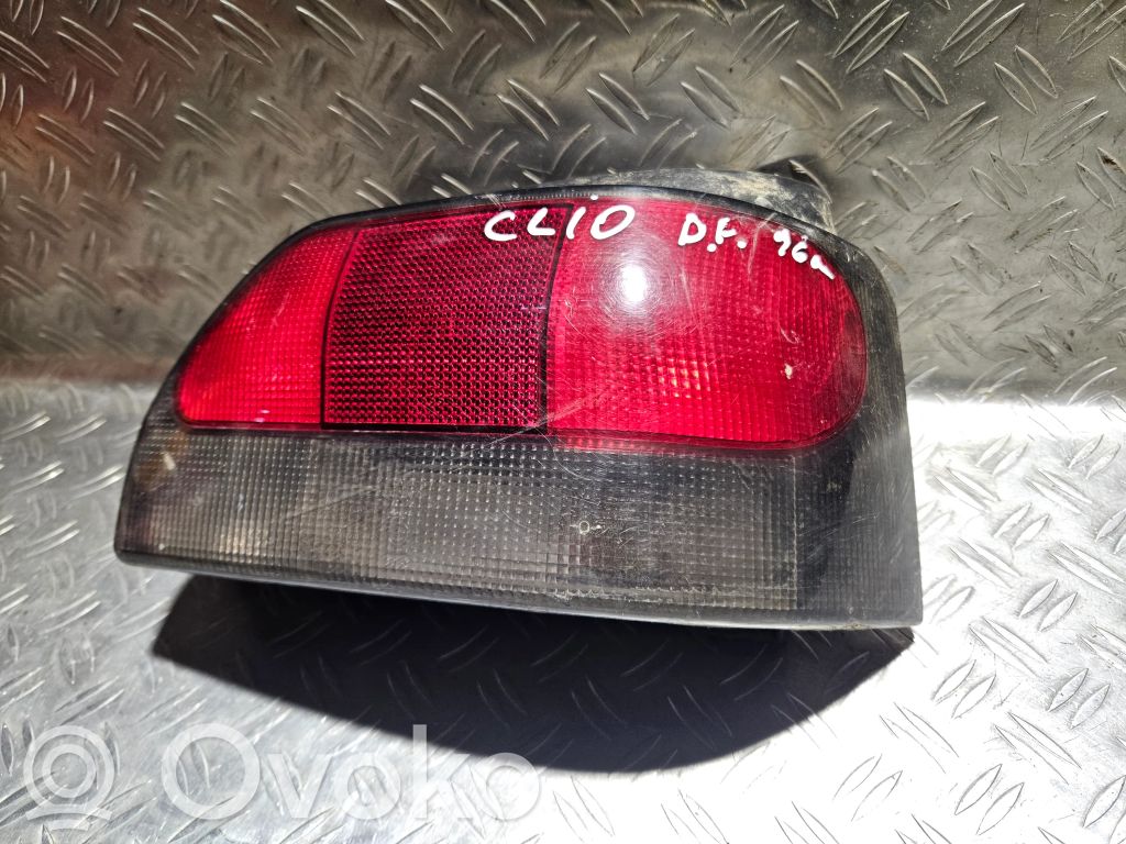 Renault Clio I Aizmugurējais lukturis virsbūvē 