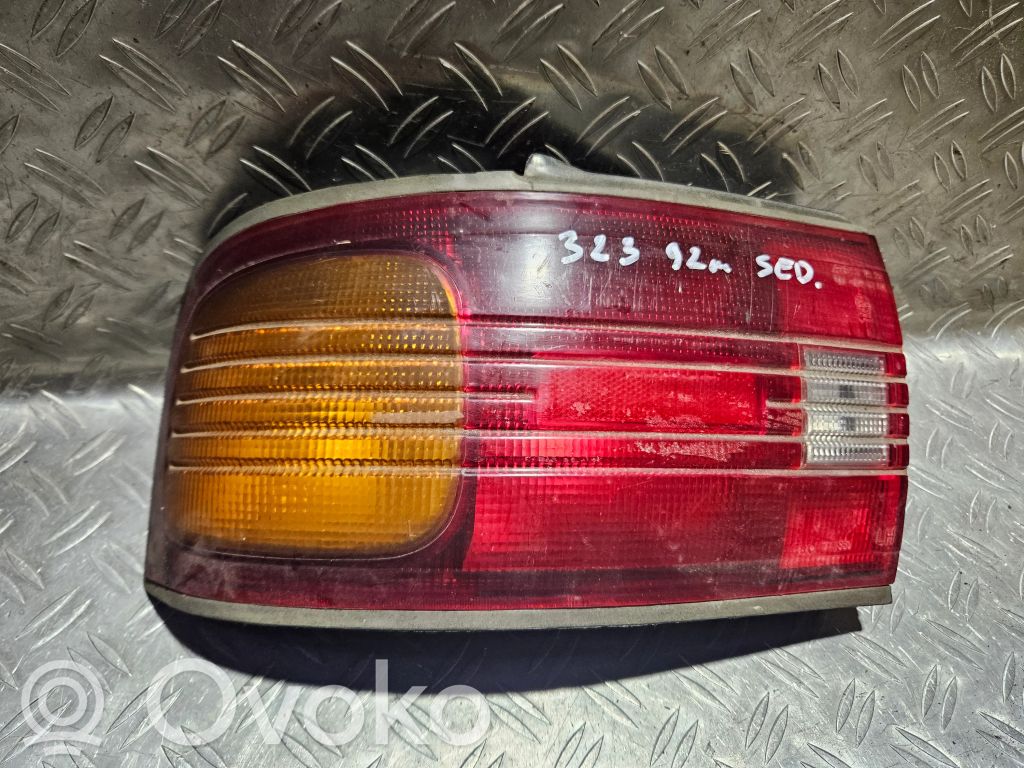 Mazda 323 Aizmugurējais lukturis virsbūvē 