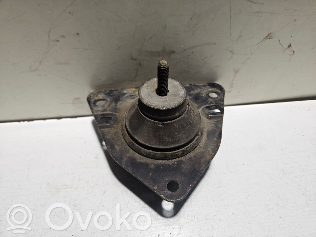 Renault Laguna I Engine mount bracket 