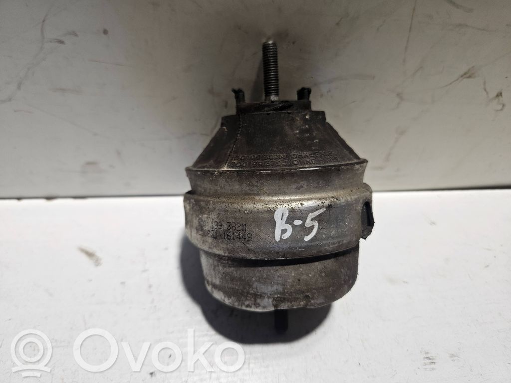 Audi A4 S4 B5 8D Engine mount bracket 