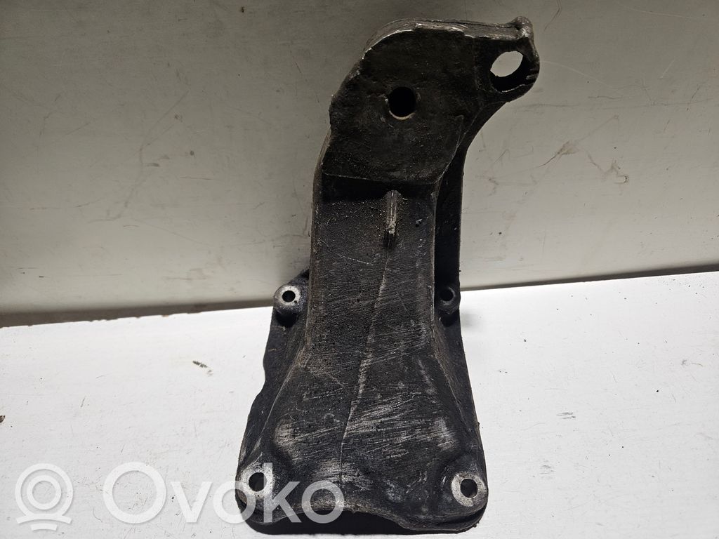 Volkswagen Caddy Engine mounting bracket 