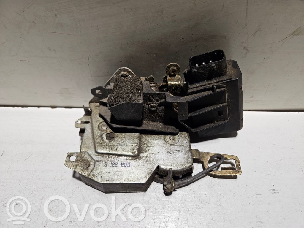 BMW 3 E36 Priekšpusē slēdzene 