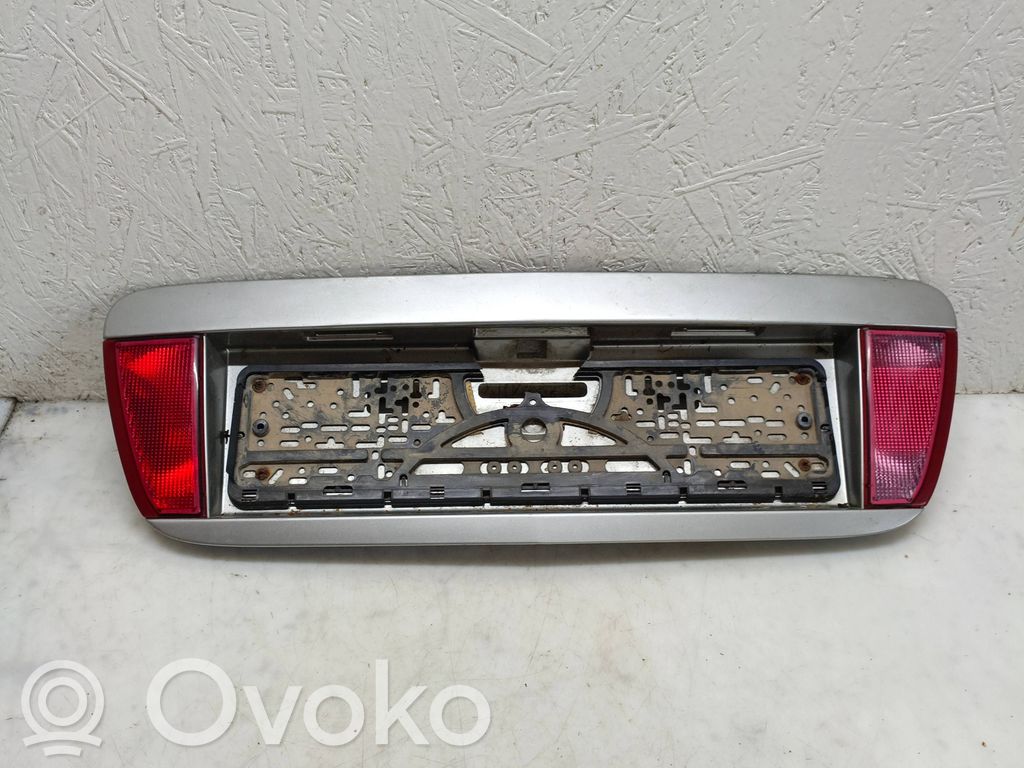 Nissan Primera Listwa oświetlenie tylnej tablicy rejestracyjnej 