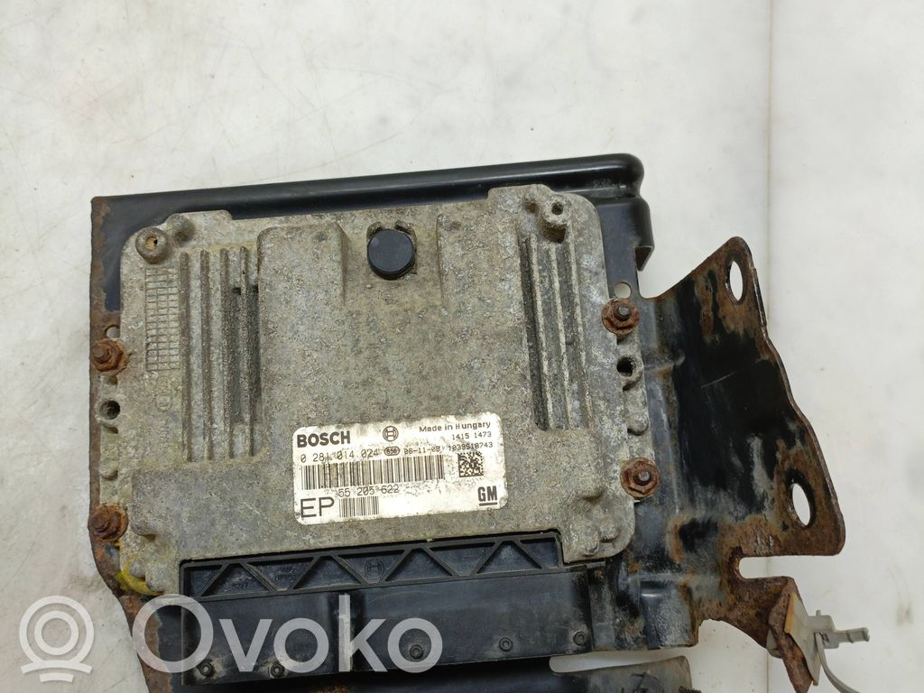 Opel Zafira B Engine control unit/module 