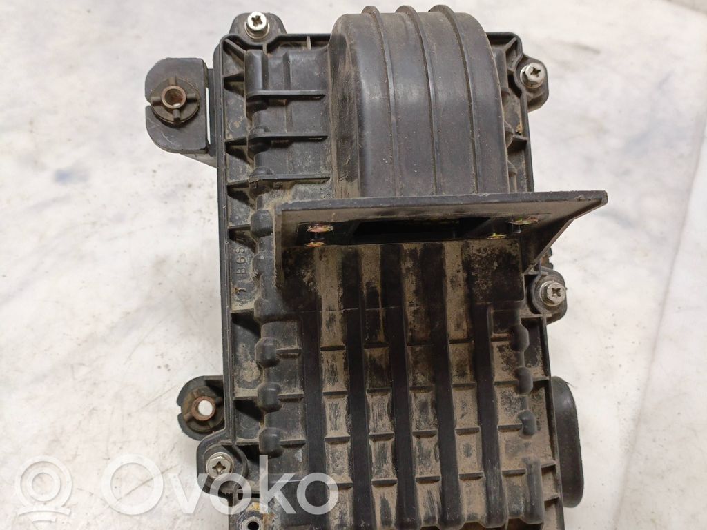 Mazda 323 Oro filtro dėžė 