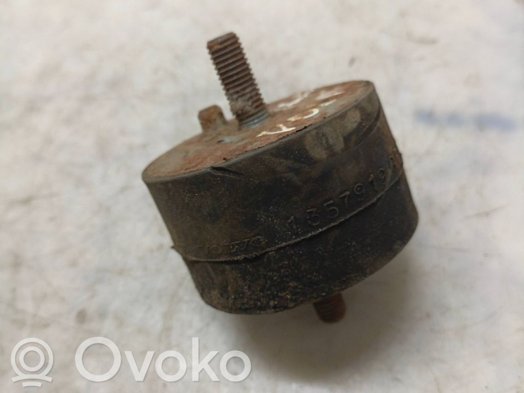 Volvo 740 Engine mount bracket 
