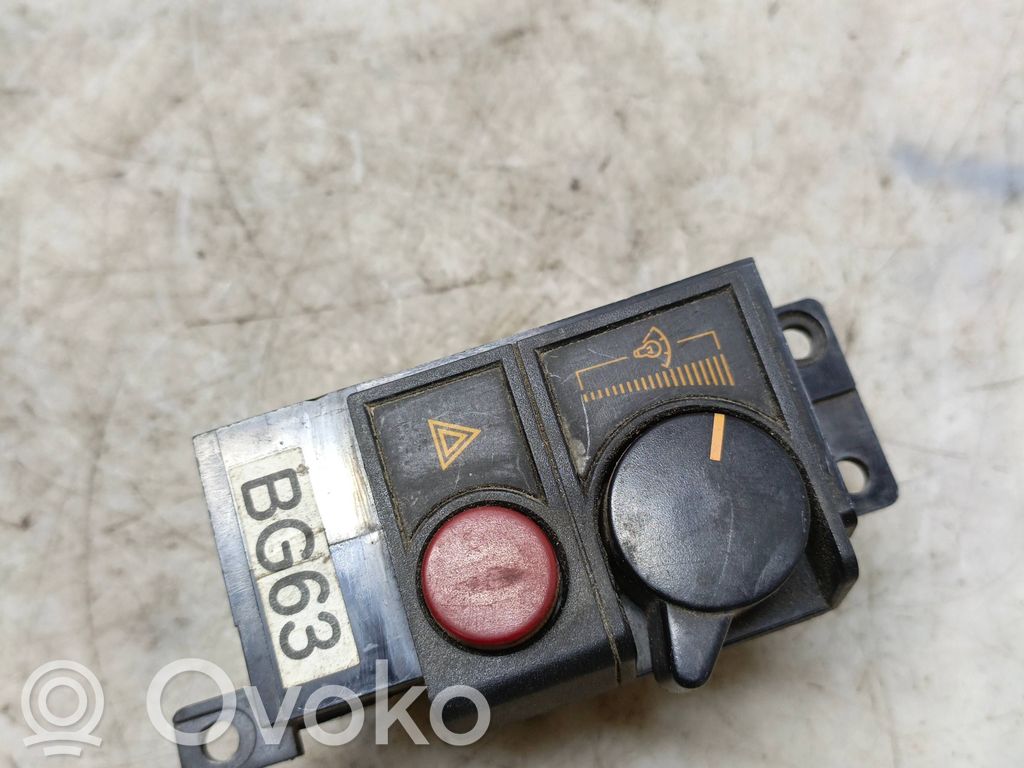 Mazda 323 Botón interruptor de luz de peligro 