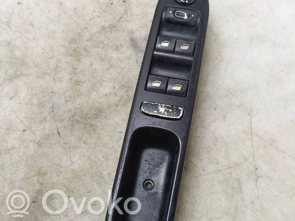 Peugeot 207 Electric window control switch 