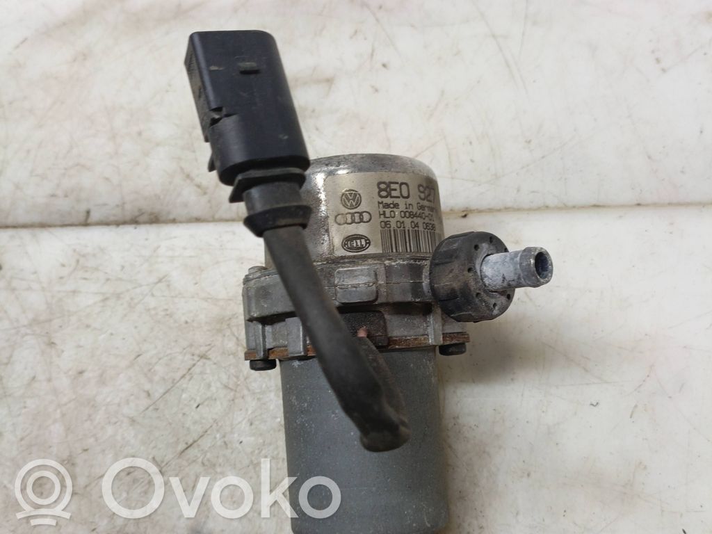Volkswagen Touareg I Vacuum pump 
