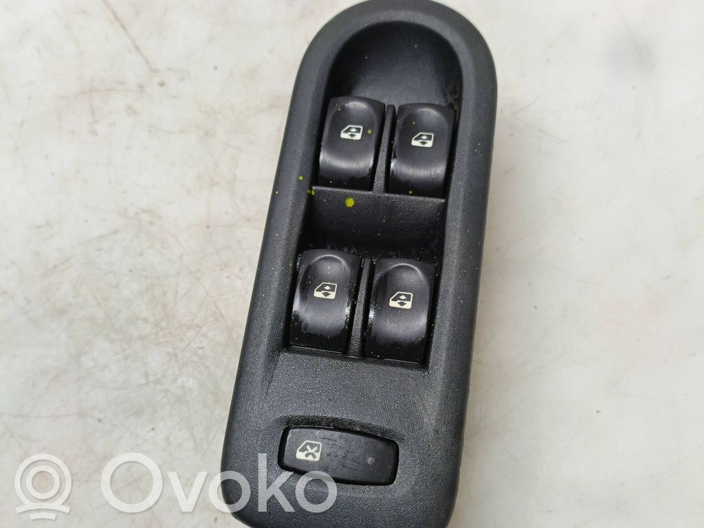 Renault Clio III Electric window control switch 